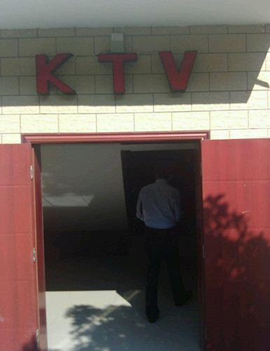 陜西留壩縣委黨校內(nèi)KTV。網(wǎng)友微博截圖