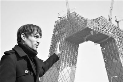 2008年2月，建筑師奧雷·舍人在中央電視臺(tái)新址大樓的工地外。圖/CFP