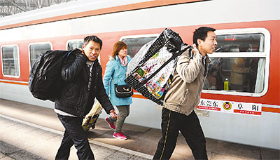 農(nóng)民工從阜陽坐火車去東莞打工。