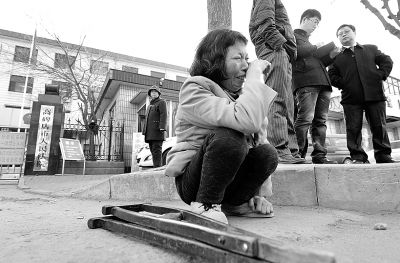 從法院出來(lái)以后，家屬和律師正在商量案情，夏鳳各在旁想著想著忍不住哭起來(lái)