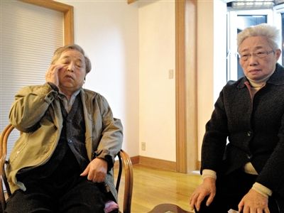 前晚，年過七旬的劉光嘉及妻子向記者講述強(qiáng)拆經(jīng)過。