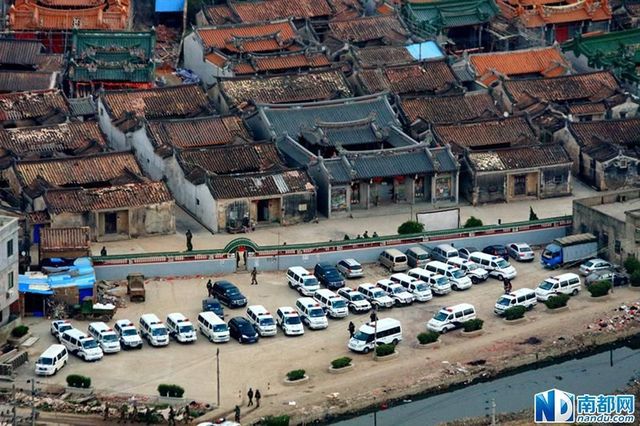 廣東陸豐市長帶隊進駐制毒村 村內(nèi)貼滿禁毒標語 廣東陸豐市長帶隊進駐制毒村 村內(nèi)貼滿禁毒標語