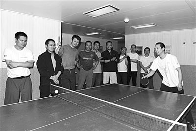 5日，“雪龍”號上的科考隊(duì)員在進(jìn)行乒乓球比賽。新華社發(fā)