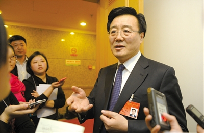 昨日，在十四屆人大二次會議順義代表團(tuán)全團(tuán)審議后，北京市人大代表、北京市常務(wù)副市長李士祥接受記者提問。新京報(bào)記者 浦峰 攝