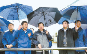 2月7日，省委書記強(qiáng)衛(wèi)冒雨在江西銅業(yè)集團(tuán)調(diào)研。記者 梁振堂 攝