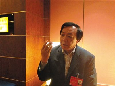 　昨日，在接受采訪時(shí)，何香久強(qiáng)調(diào)，大多公務(wù)員是勤勉工作的。