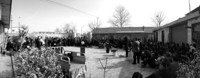 昨天下午，杜家疃村委會原文書李榮茂，向村民介紹當天上午與街道辦溝通的情況。京華時報記者 懷若谷 攝