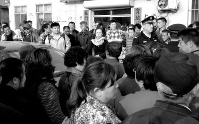 警方趕到現(xiàn)場，處理車胎被扎事件。