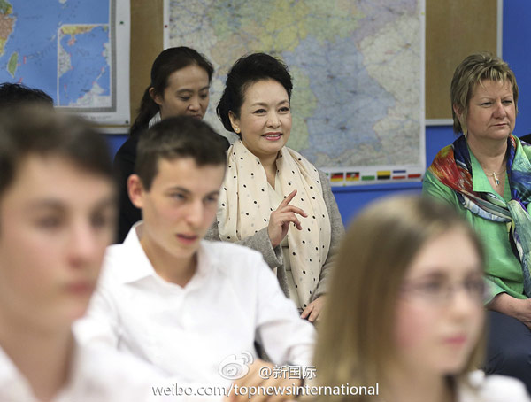 彭麗媛在德國(guó)中學(xué)講述“中國(guó)夢(mèng)” 彭麗媛在德國(guó)中學(xué)講述“中國(guó)夢(mèng)”