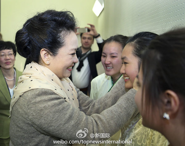 彭麗媛在德國(guó)中學(xué)講述“中國(guó)夢(mèng)” 彭麗媛在德國(guó)中學(xué)講述“中國(guó)夢(mèng)”