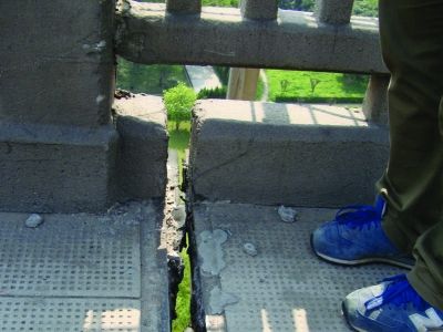 圖為大橋17號墩處橋面裂縫。梅建明 攝