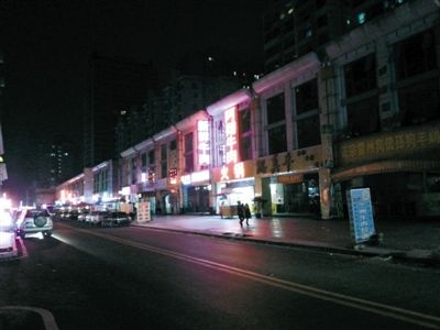 3月11日，掃黃后晚上8點天鵝湖路冷清的街道。以前，這里都是人和車輛，街邊站滿了小姐。新京報記者 林野 攝