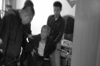 　向南夫被警方抓獲。