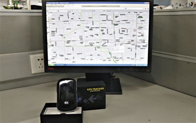 記者花近400元網(wǎng)購的定位監(jiān)聽器，能通過短信激活，進行實時監(jiān)聽。