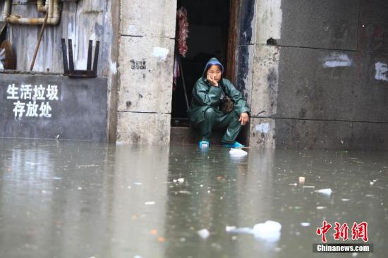 7月15日，因連日強(qiáng)降雨致長(zhǎng)沙市開(kāi)福區(qū)西長(zhǎng)街街道出現(xiàn)嚴(yán)重內(nèi)澇，最深水位超過(guò)一米，沿街60余戶門面進(jìn)