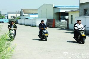網(wǎng)友稱儀征市委書(shū)記程希騎摩托車下鄉(xiāng)沒(méi)戴頭盔。