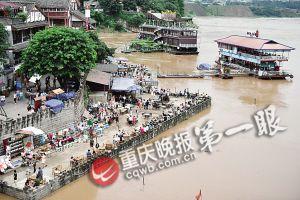沙坪壩區(qū)磁器口，江水逼近休閑平臺。