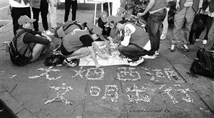 　志愿者用撿來的煙頭，拼起了“無煙西湖”圖案 通訊員供圖