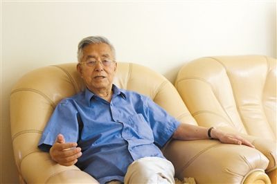 楊維駿 歷任云南省政協(xié)副主席等職。89歲高齡的楊維駿為12名失地農(nóng)民代表開道，到云南省政協(xié)反映問題。