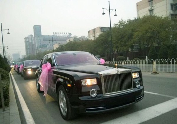 　11月23日，河北唐山街頭現(xiàn)價值超過2個億的婚禮車隊。