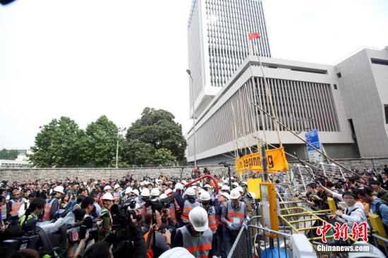 12月11日上午，香港非法“占領(lǐng)區(qū)”清除障礙物。
