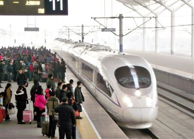 　2014年1月3日，江蘇徐州，旅客在等候乘坐京滬高鐵和諧號(hào)動(dòng)車組列車。圖/CFP