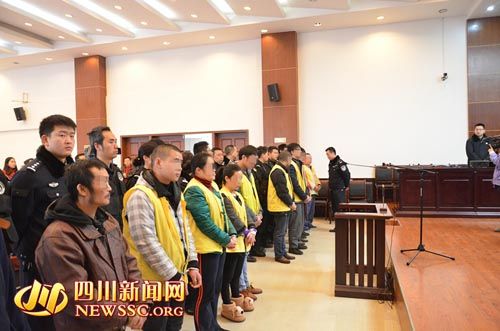 胡寶寶（右四）等接受集中宣判。