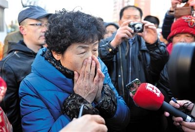 2月9日，呼格吉勒?qǐng)D的母親尚愛云在旁聽趙志紅案后，接受媒體采訪時(shí)落淚。新華社記者 任軍川 攝