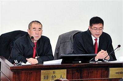 1月5日，呼市中院審理趙志紅案。律師謝飛（左）和張瑞軍（右）出庭為趙志紅辯護(hù)。