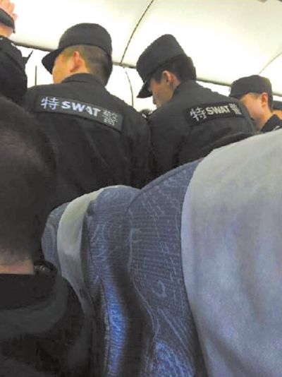 特警登機(jī)處理。
