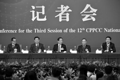 昨日，政協(xié)十二屆三次會議舉行記者會，五位嘉賓回答中外記者提問。京華時報記者王海欣攝