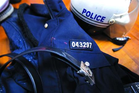 在閔行區(qū)虹橋派出所的一角，擺放著茆盛泉曾經最愛的警服?！?43297”的警號、深色的警服依稀可見已經凝固的血跡，警用皮帶也斷裂了。