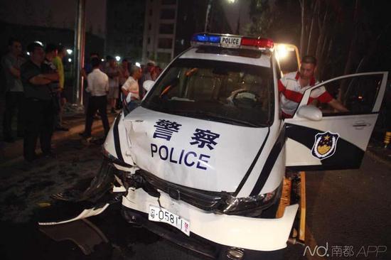 南都記者昨晚趕到現(xiàn)場(chǎng)時(shí)，交警及保險(xiǎn)公司已經(jīng)在處理事故，現(xiàn)場(chǎng)有很多圍觀者。