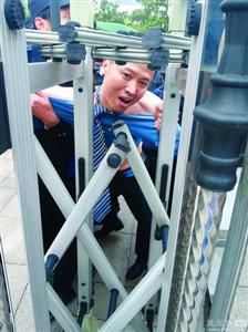 律師王甫在試圖跑進(jìn)衡陽中院大門時(shí)被圍攻者阻止，西服和襯衣被撕爛。