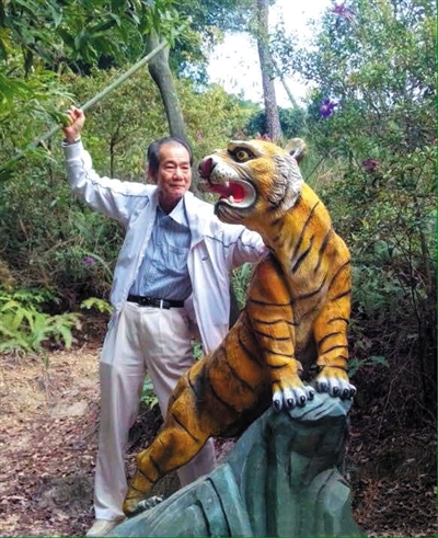 2015年1月10日，區(qū)少坤到廣東肇慶九龍湖游玩，拍攝打虎圖。