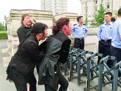 昨日，連恩青被執(zhí)行死刑。執(zhí)刑前，連恩青的父母和妹妹進入溫嶺市看守所與連恩青見面，但其他親屬均被拒見最后一面?！”景鎴D片/CFP
