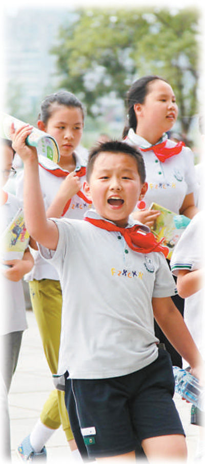南京某小學(xué)學(xué)生在參加課外活動。