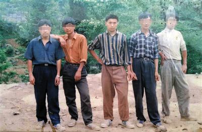 一次外出打工前，田仁信（中）與村里的伙伴合影。田仁信親屬供圖