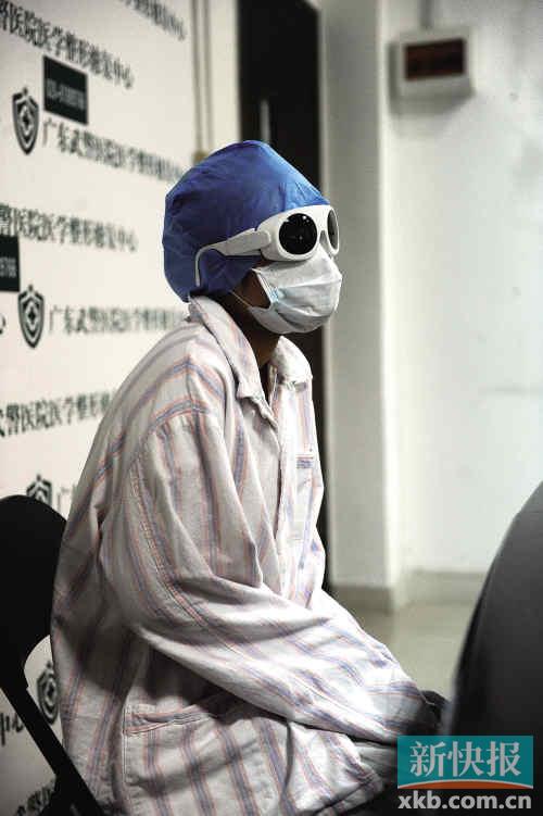 小美見媒體時把自己遮掩得嚴(yán)嚴(yán)實(shí)實(shí) 小美見媒體時把自己遮掩得嚴(yán)嚴(yán)實(shí)實(shí)