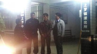 王強被抓獲歸案,右二為犯罪嫌疑人。