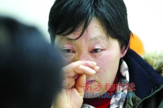 　　聽聞判決結(jié)果，被害人母親楊書會控制不住眼淚。南都記者徐文閣攝