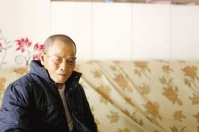 4月15日，劉爹爹的一只眼睛上有明顯的淤青。
