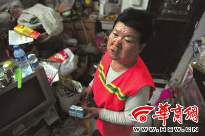 保潔員下跪磕頭阻止散發(fā)小廣告 對方無動(dòng)于衷 保潔員下跪磕頭阻止散發(fā)小廣告 對方無動(dòng)于衷