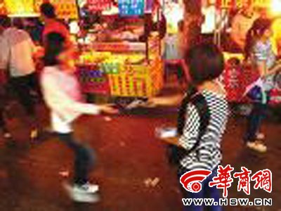 保潔員下跪磕頭阻止散發(fā)小廣告 對方無動(dòng)于衷 保潔員下跪磕頭阻止散發(fā)小廣告 對方無動(dòng)于衷