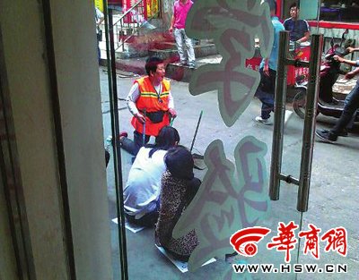 保潔員下跪磕頭阻止散發(fā)小廣告 對方無動(dòng)于衷 保潔員下跪磕頭阻止散發(fā)小廣告 對方無動(dòng)于衷