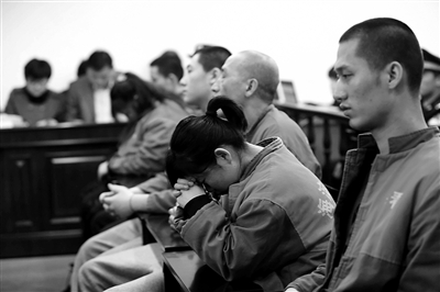 昨日，因涉嫌誘騙男網(wǎng)友進(jìn)行高額消費(fèi)，海淀區(qū)一咖啡廳負(fù)責(zé)人及“吧女”等14人受審。新京報(bào)記者 王貴彬 攝