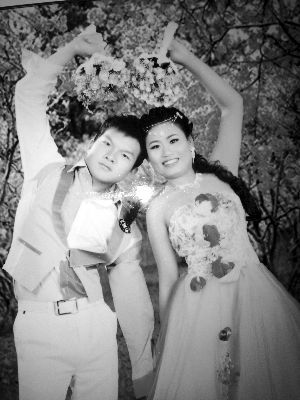 結(jié)婚照中的阿妮笑容燦爛，現(xiàn)實中，這對“跨國速成夫妻”還處在并不愉快的磨合過程中 本版均為資料圖片