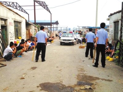 民警繳獲木棍。 讀者供圖
