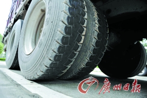 涉嫌碾過(guò)尸體的大貨車(chē)。