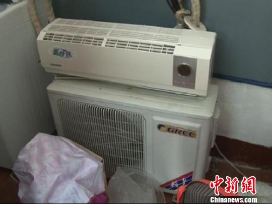 民警從嫌疑人家中搜到空調(diào)等生活用品。 拾冠之 攝